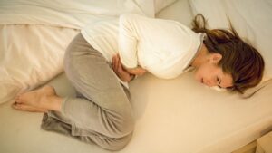 citron et règles douloureuses. clou de girofle et règles douloureuses