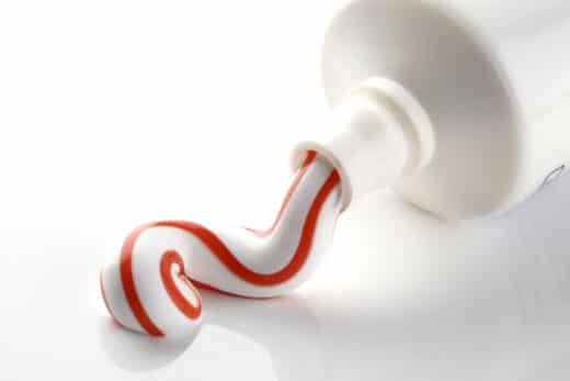 Faire grossir sa poitrine avec du dentifrice