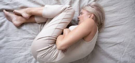 Positions pour soulager le dos au lit