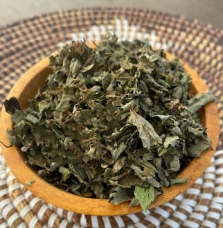 Feuilles d'ambunu et cheveux